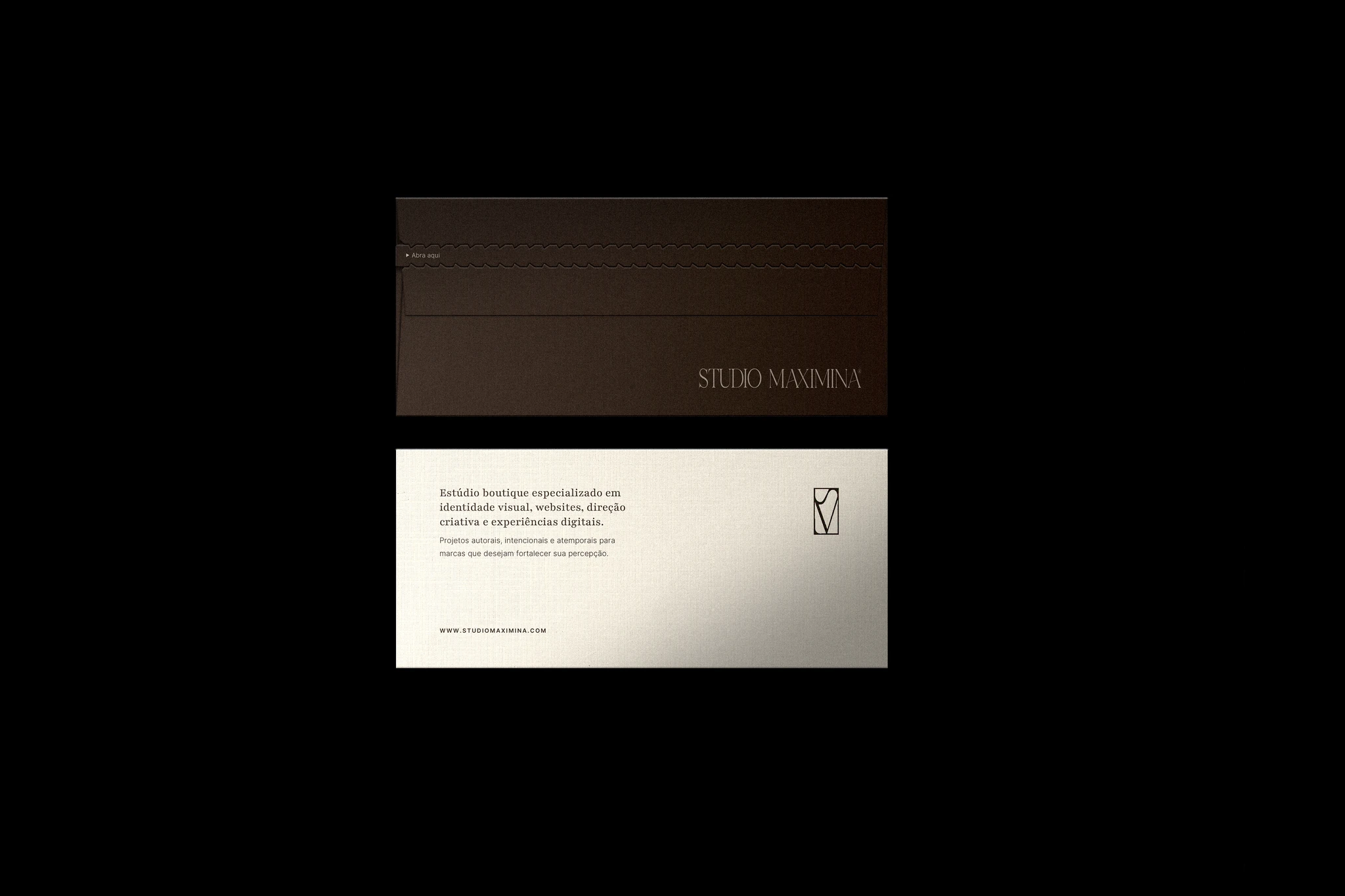 Envelope, caixa e peças em papel da identidade do Studio Maximina